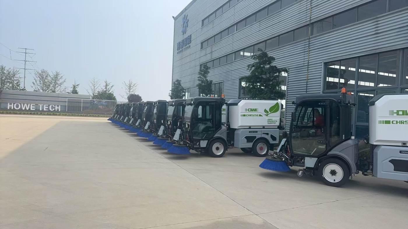 Barisan unit road sweeper elektrik siap dikirim